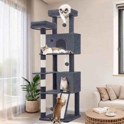 Arbre à chat gris foncé avec deux niches, deux perchoirs et une planche à gratter, occupé par plusieurs chats dans un salon.