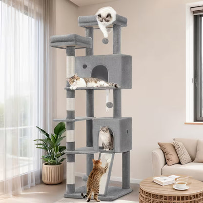  Arbre à chat gris clair avec niches, perchoirs et poteaux à griffer, occupé par plusieurs chats près d’une fenêtre.